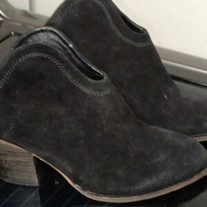 Chinese Laundry Black Suede Mules with Low Block Heel sz 7